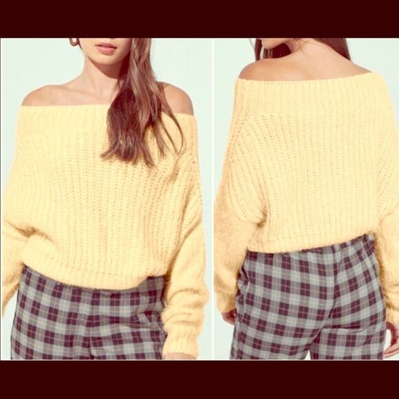 NWOT Casting LA New  Cream Color Off Shoulder Cropped Sweater. - Picture 2 of 10